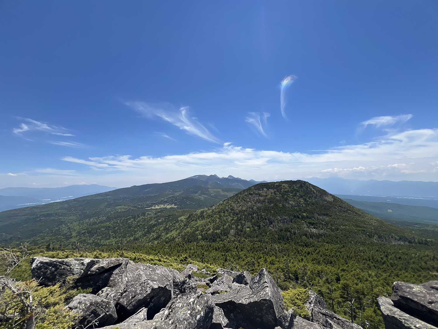 山頂から望む稜線と青空