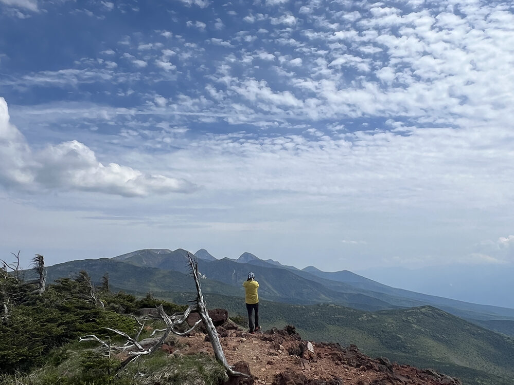 稜線を歩く登山者と天狗岳