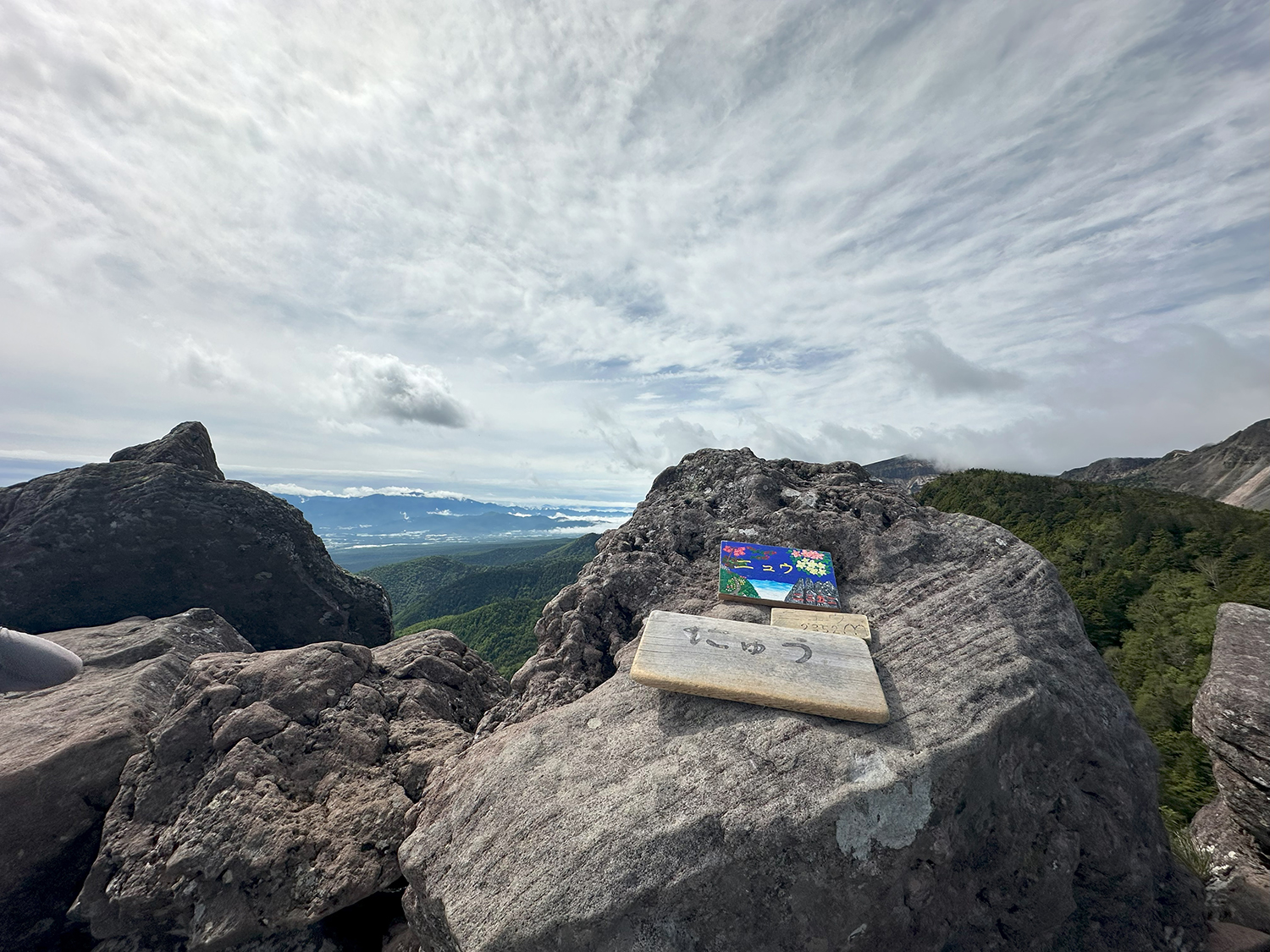 にゅう山頂の岩峰と大展望