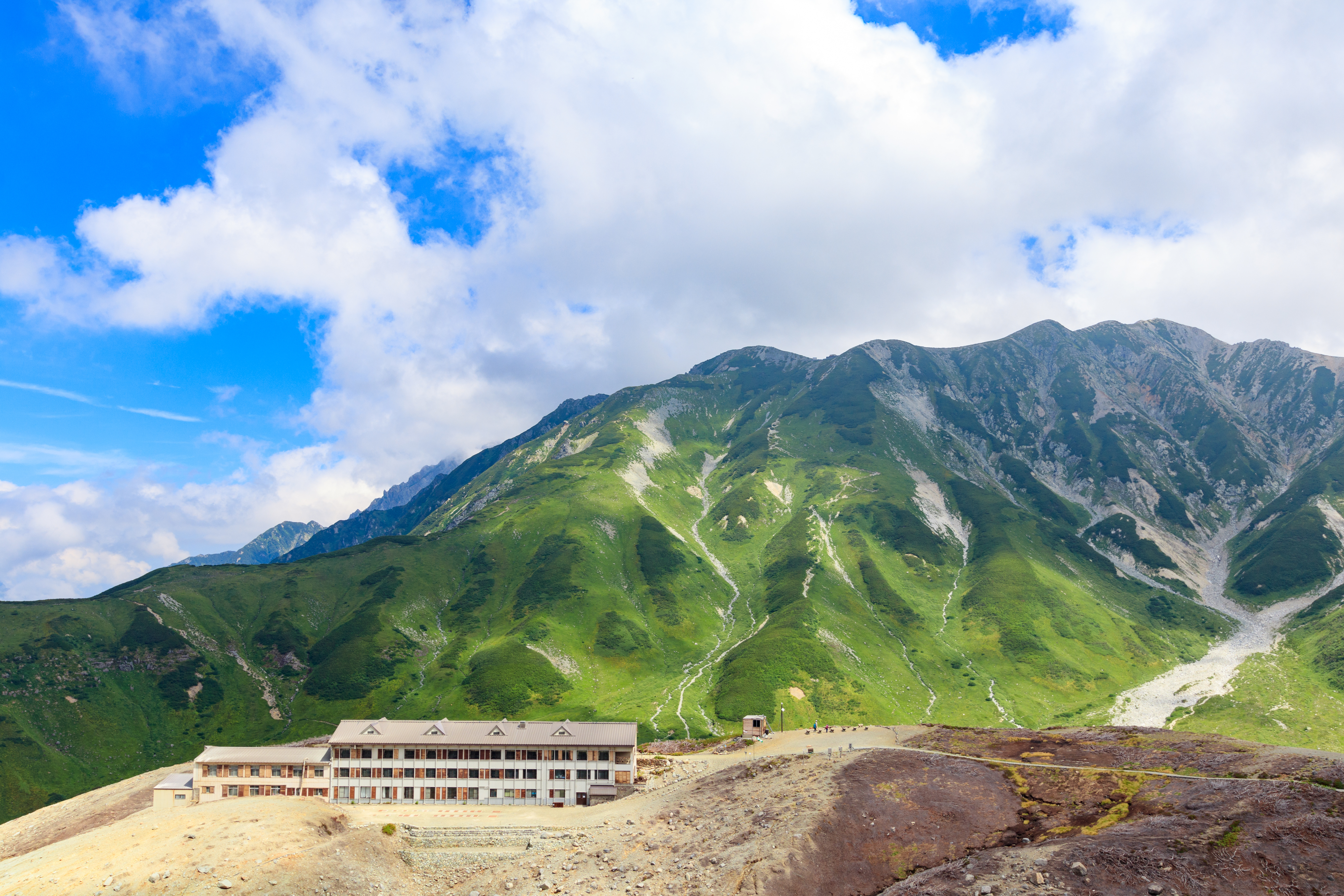 立山連峰を背にした雷鳥荘