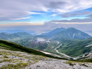 立山の稜線から望む山並みのパノラマ