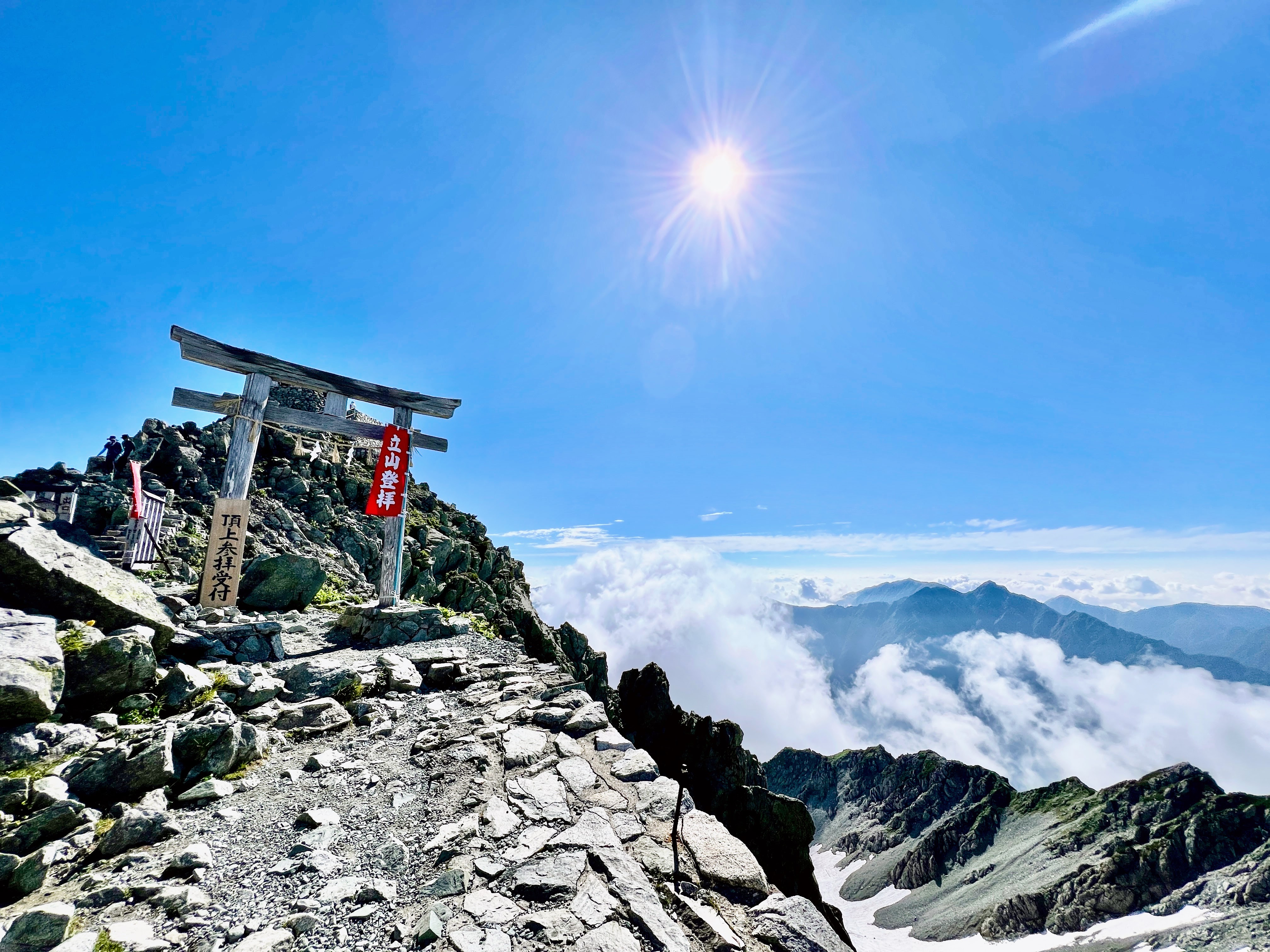 立山雄山山頂の鳥居と雲海