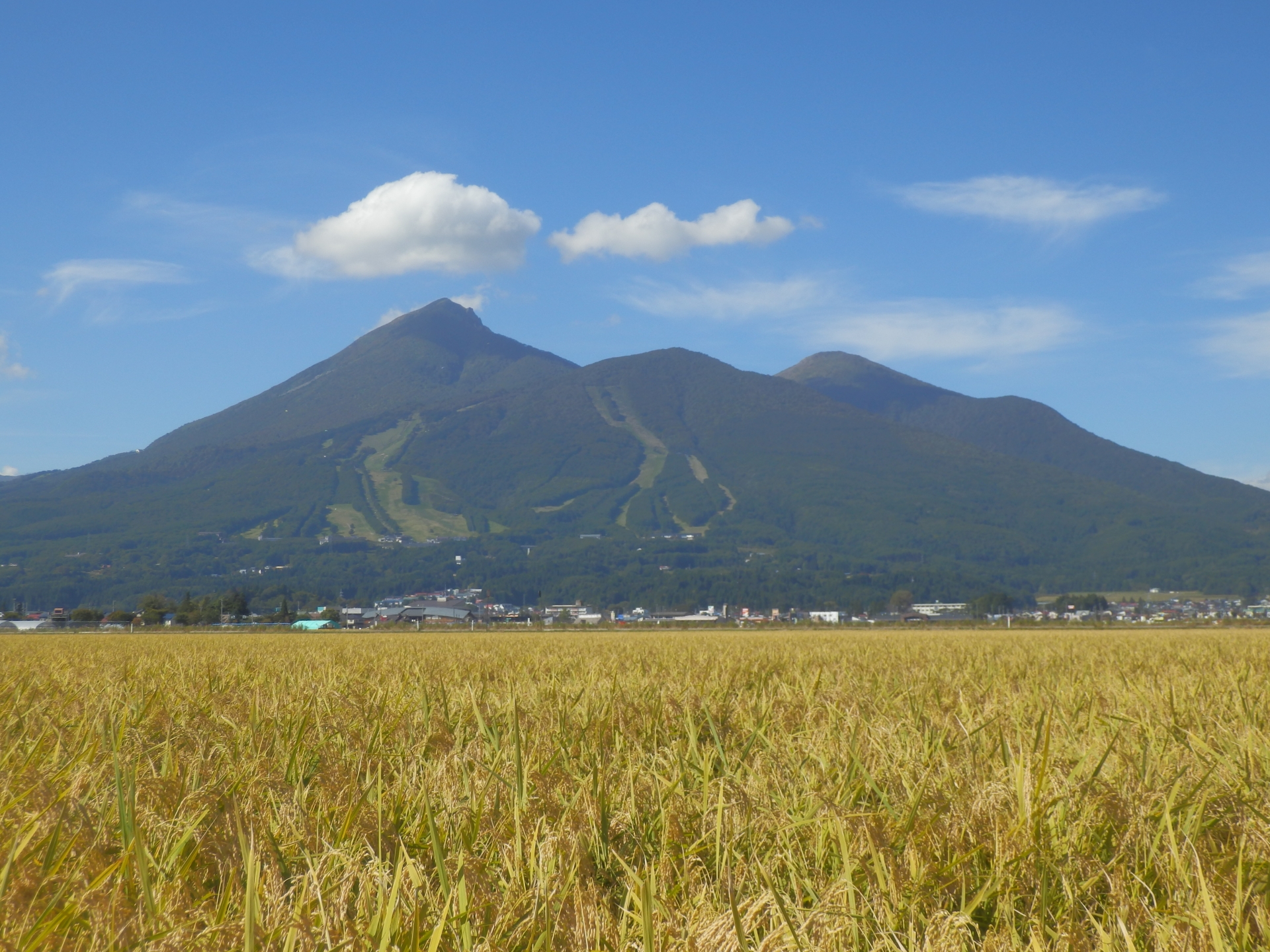 会津の空にそびえる秋の磐梯山
