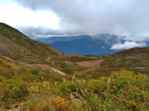黄や赤に色づく秋の磐梯山の登山道