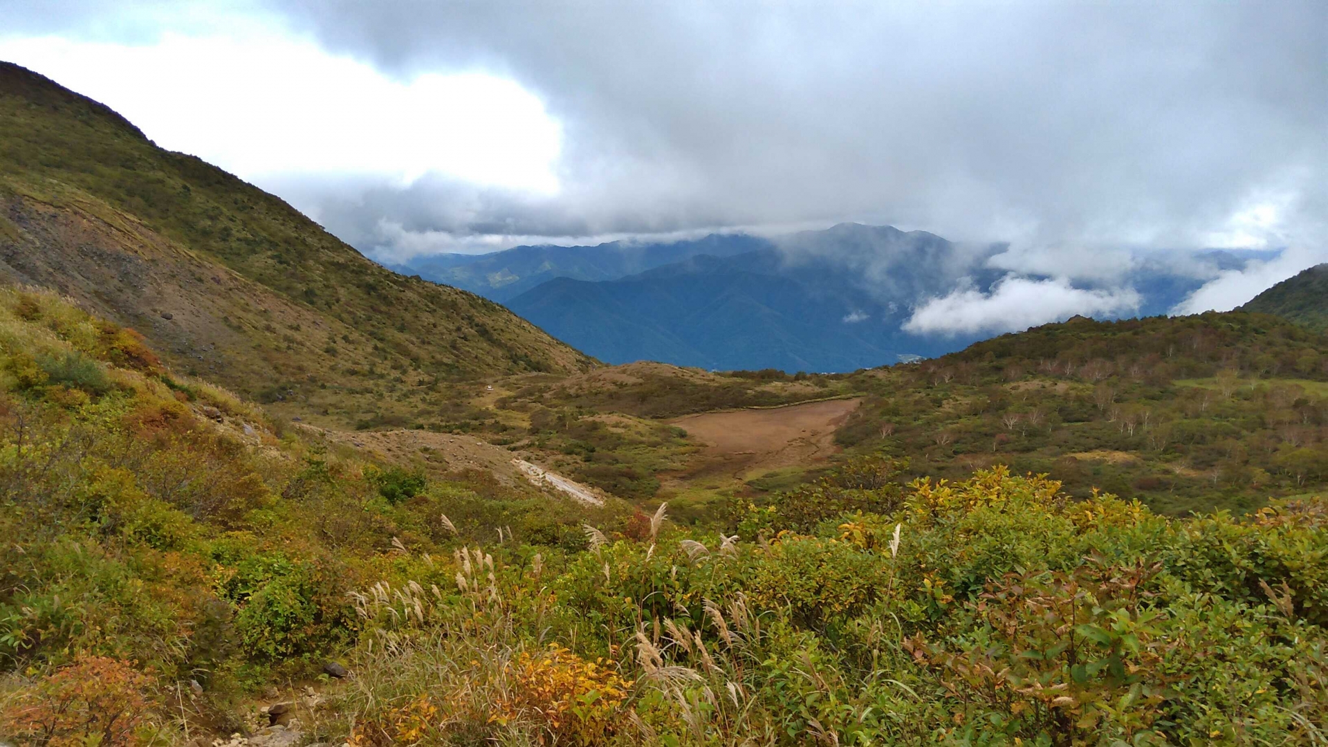 黄や赤に色づく秋の磐梯山の登山道