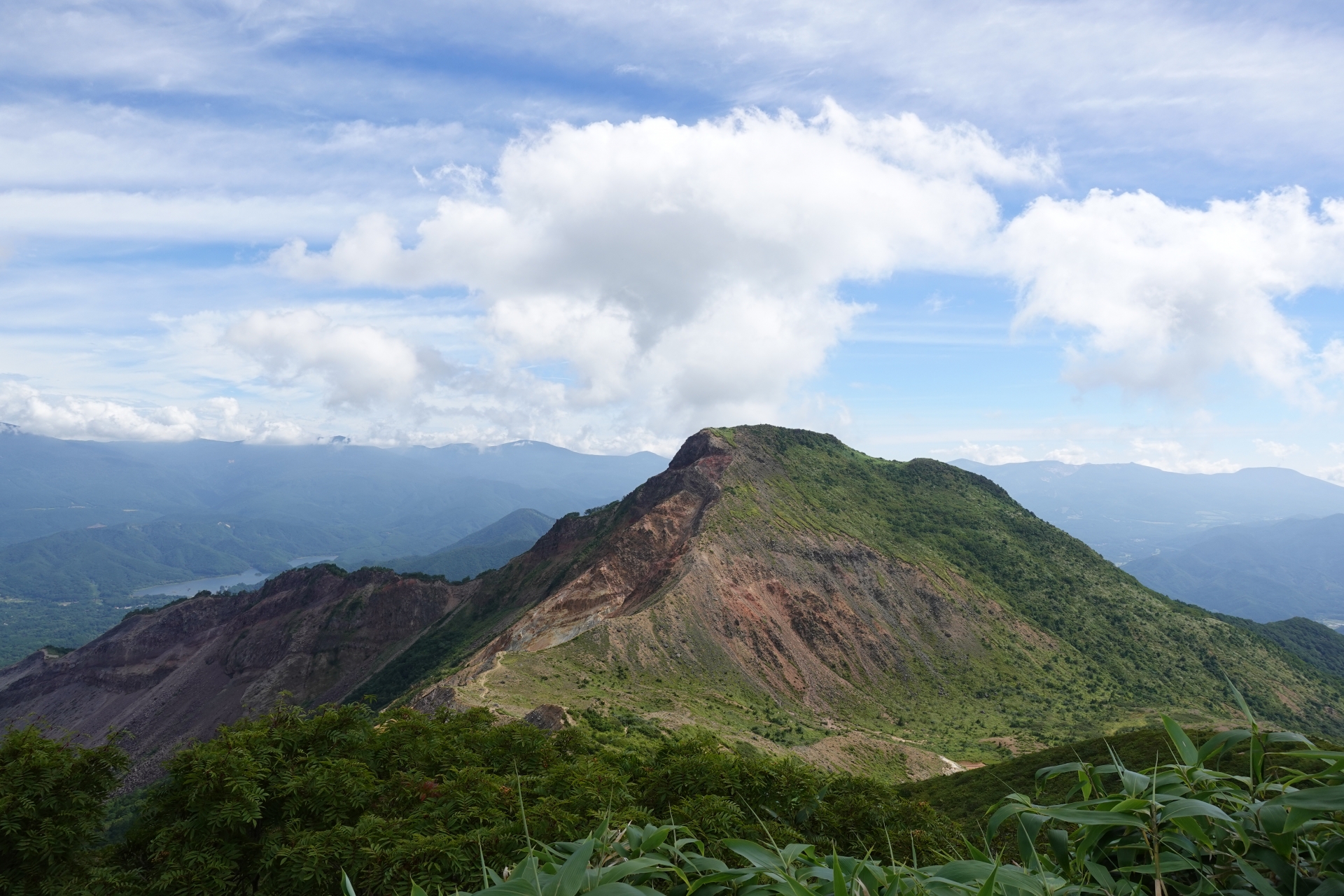 磐梯山の山頂から望む剣が峰と猪苗代湖の大展望