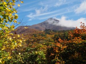 青空のもとに広がる裏磐梯の紅葉風景