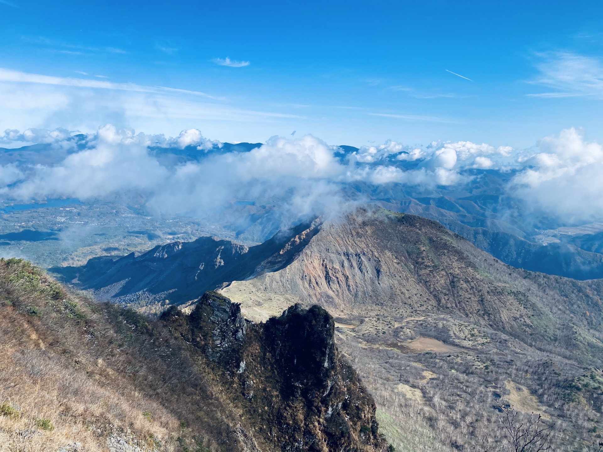 磐梯山の山頂から広がる秋の眺望