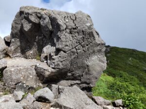 白山・砂防新道の景勝地・黒ボコ岩