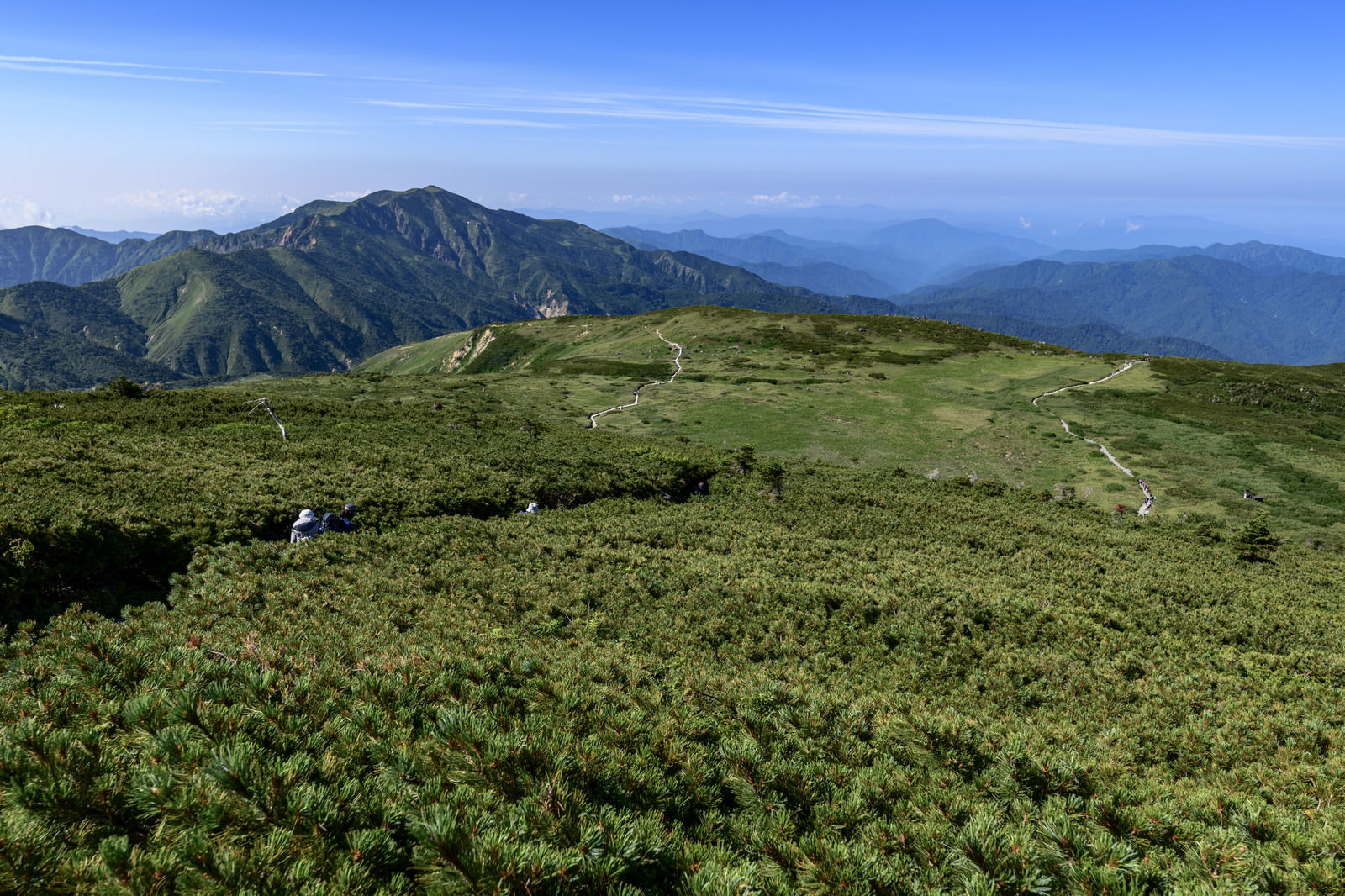 白山・室堂平から見渡す弥陀ヶ原の高原と連なる峰々
