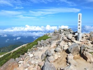 白山の最高峰・御前峰（2,702m）山頂と広がる雲海