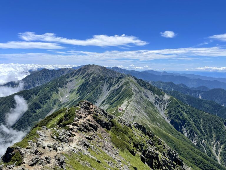 北岳山頂から望む白峰三山の縦走路と北岳山荘