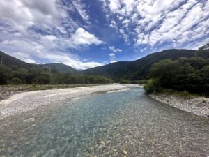上高地・梓川の清流と北アルプスの山並み