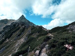 槍ヶ岳の道標と青空にそびえる穂先