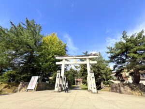 岩木山神社の参道に立つ大鳥居。祈りの山・岩木山への登山の入口