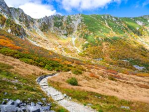 紅葉のカールを抜ける千畳敷の登山道