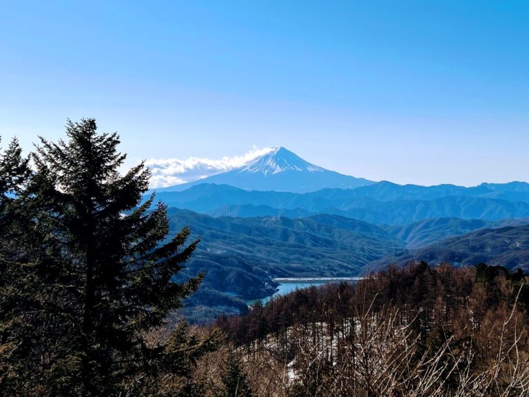 大菩薩嶺から望む冠雪の富士山と大菩薩湖