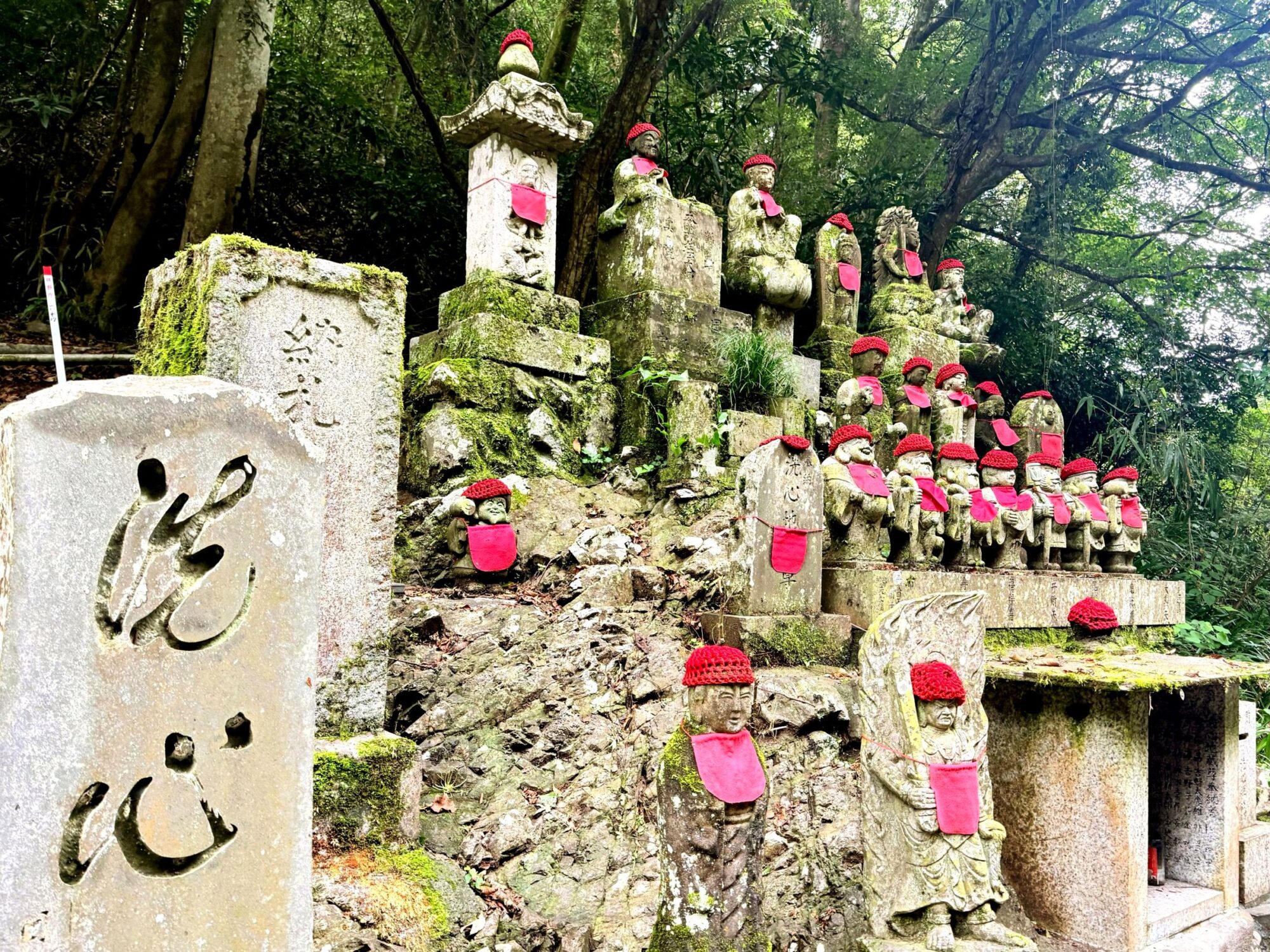 「洗心」の石碑と赤い帽子の石仏群(高尾山)