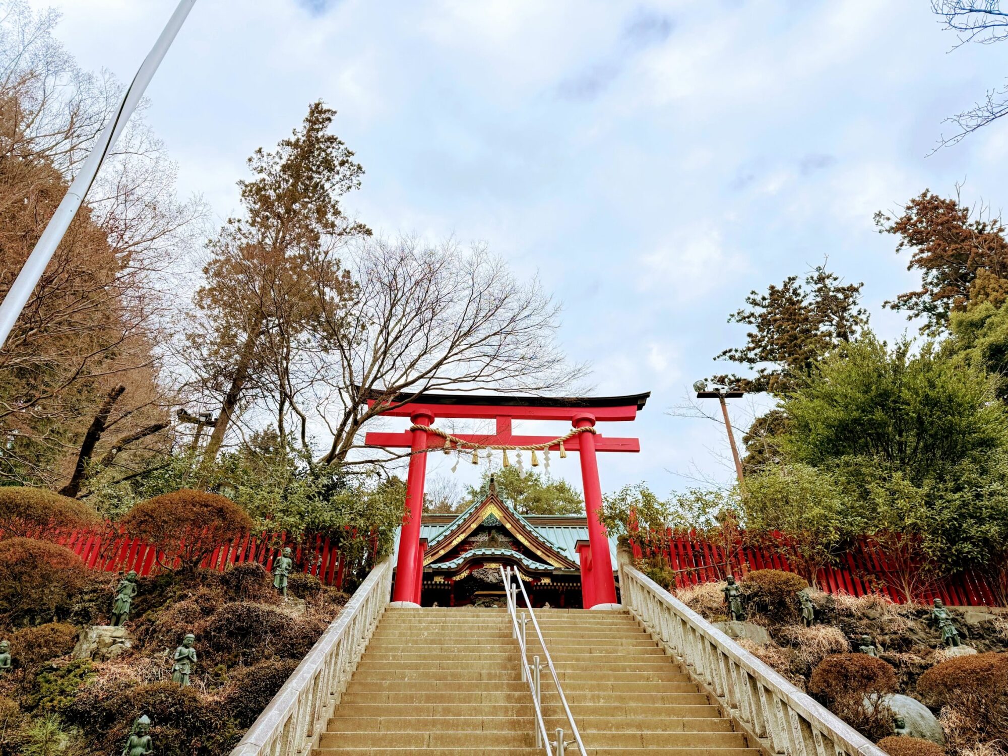 朱塗りの鳥居と石段(高尾山薬王院)