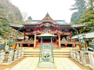 極彩色の彫刻が施された高尾山薬王院の飯縄権現堂
