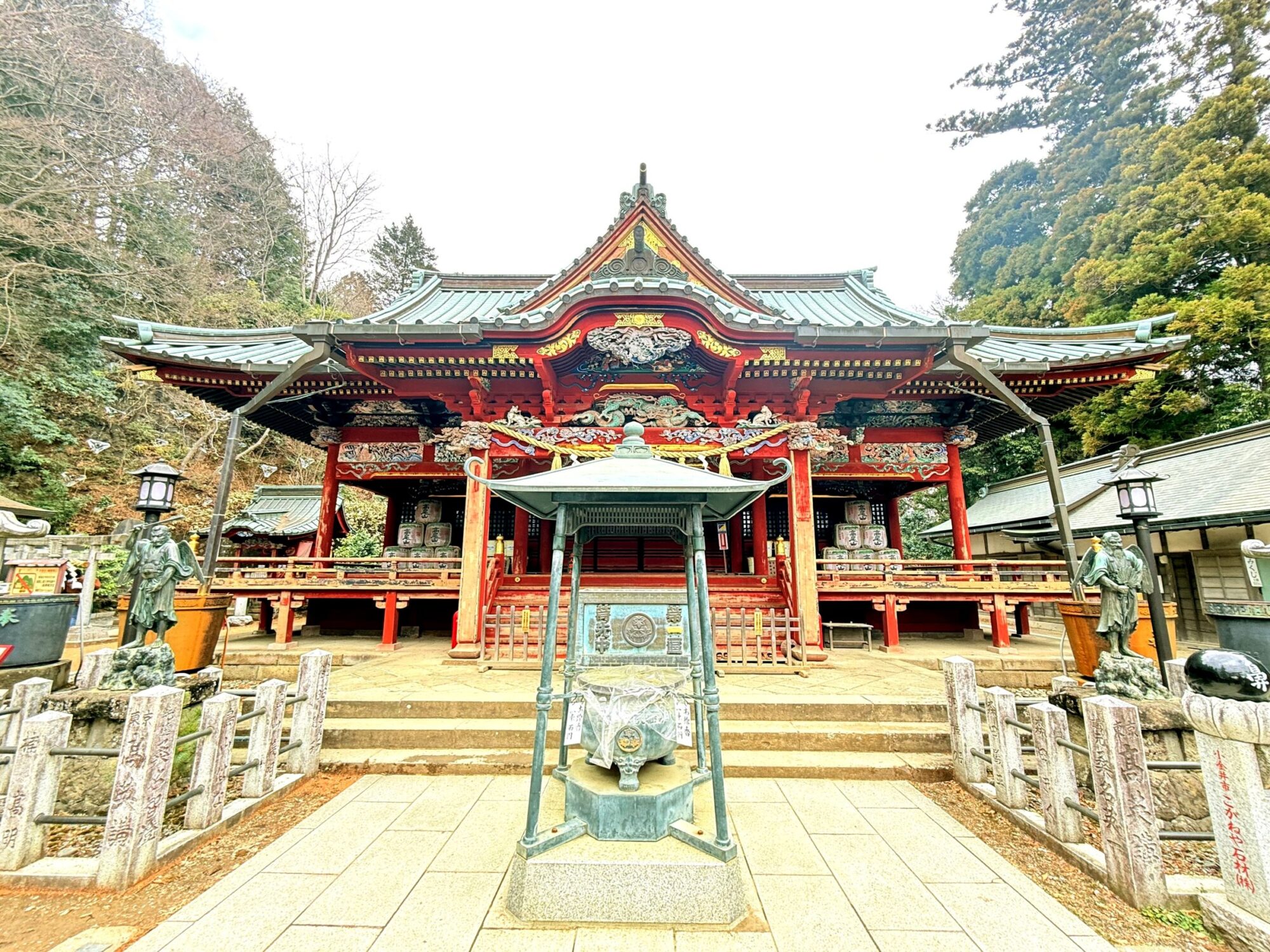 極彩色の彫刻が施された高尾山薬王院の飯縄権現堂
