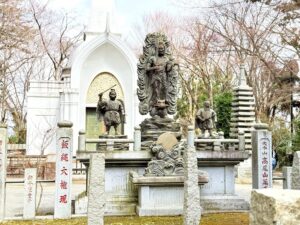 飯縄大権現の像と天狗像(高尾山)