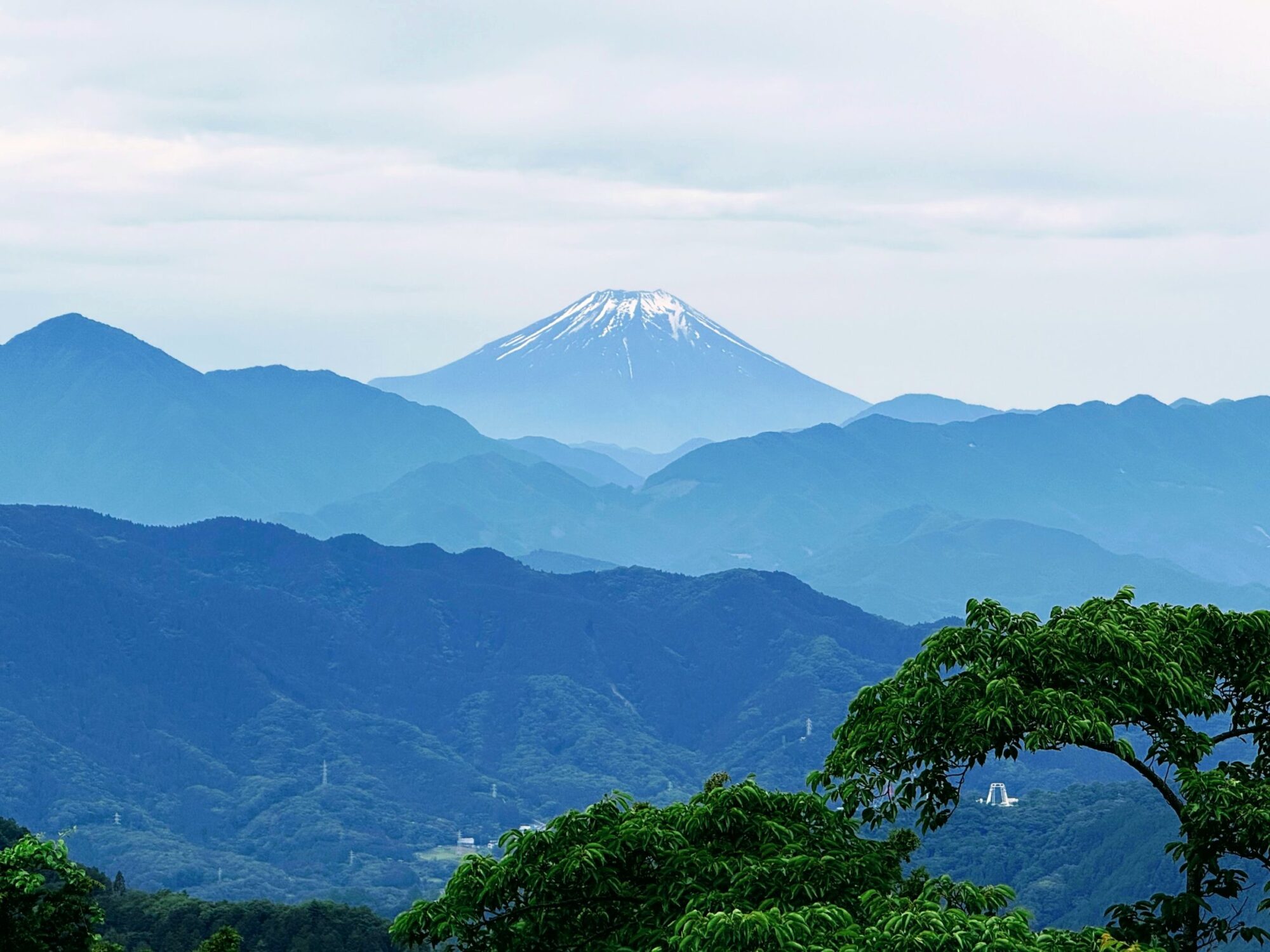 高尾山から望む富士山と重なる山並み